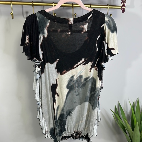 Vero Moda Black and Gray Ruffled Blouse with Cap Sleeves - Picture 3 of 5